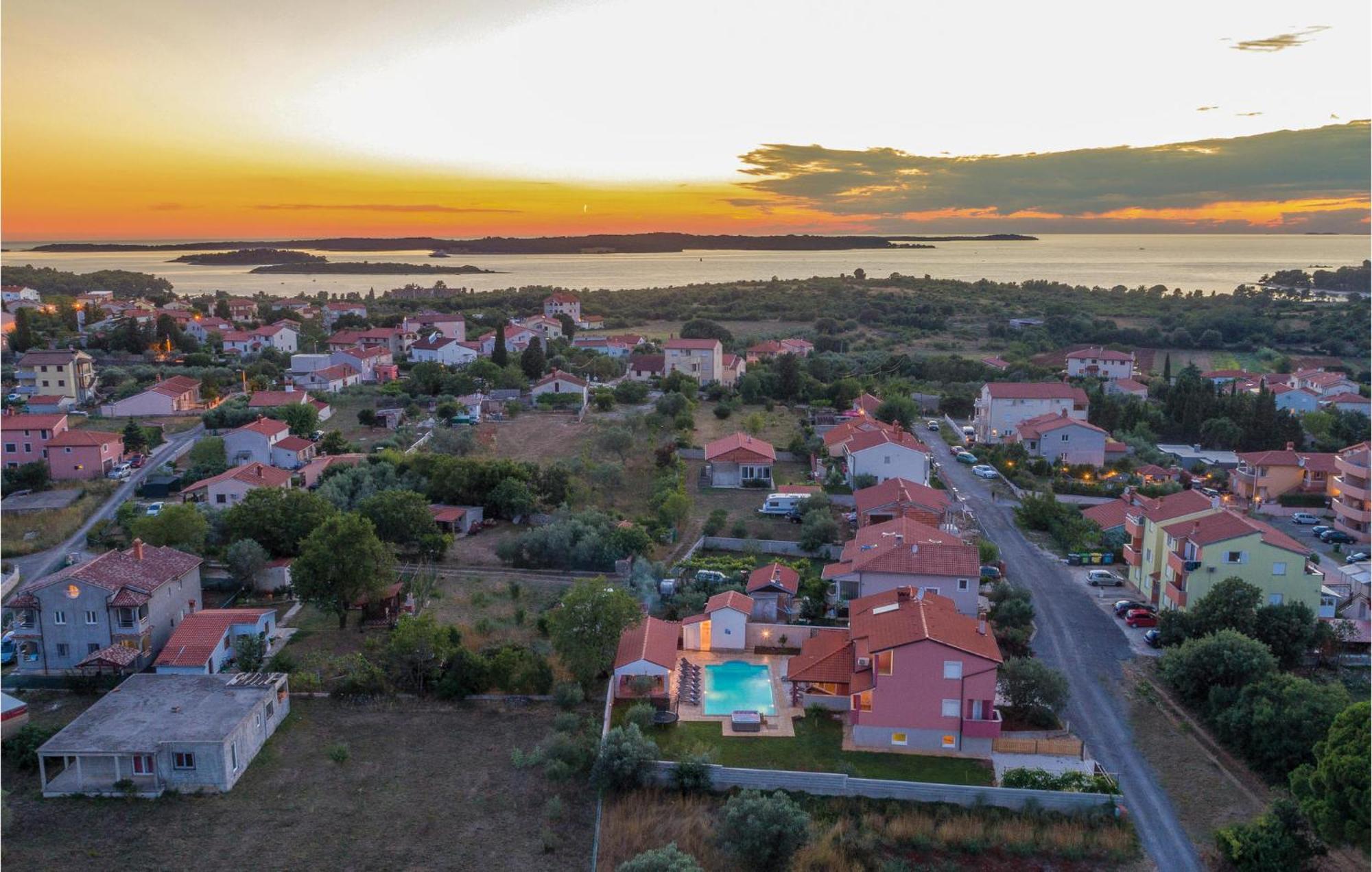8 Bedroom Awesome Home In Pula Exterior photo